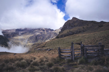 Paisaje montañoso, paisajes naturales, lugares hermosos, fotos de invierno. © Isa