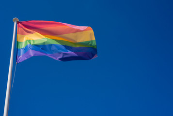 Bandera LGTBI sobre cielo azul