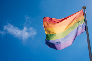 Bandera LGTBI sobre cielo azul