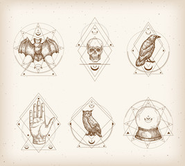 Logos d& 39 occultisme de style vintage ou ensemble de modèles d& 39 étiquettes d& 39 astrologie. Hand Drawn Bat, Skull, Raven, Owl et Palm Hand Sketches avec une typographie rétro. Fond de texture minable.