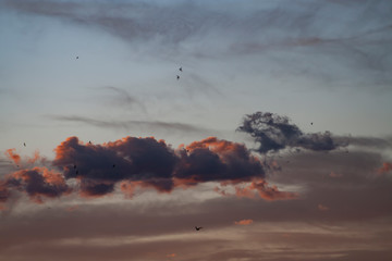 puesta de sol con nubes