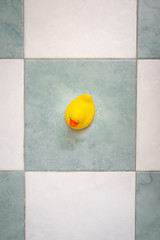 Patito de goma amarillo en el baño
