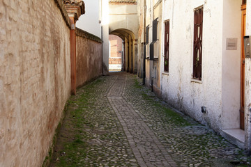 Stretto vicolo nel centro della vecchia città di Comacchio in provincia di Ferrara nord Italia. Regione Emilia Romagna.