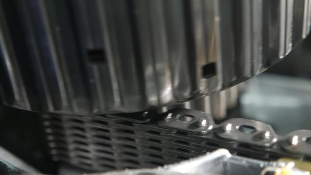 Big roller bearing spinning over wide chain stripe in a modern auto transmission