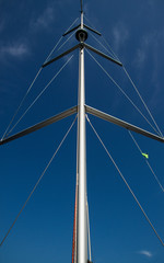 Obraz premium Mast of the boat up we go