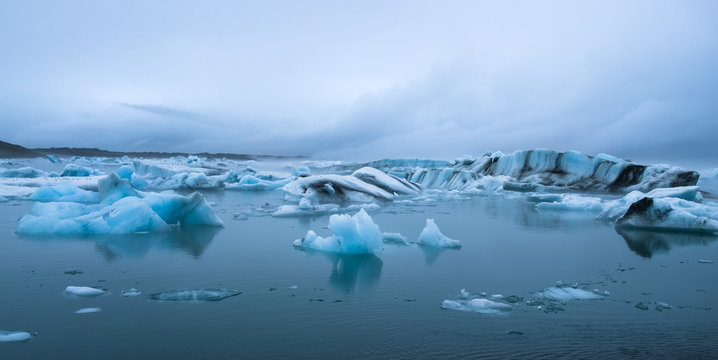 Icebergs on Lake Jˆkuls·rlÛn in the Vatnajˆkull National Park with fog
