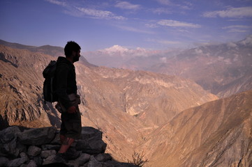 Fototapeta premium Adventurous man observing the mountainous landscape