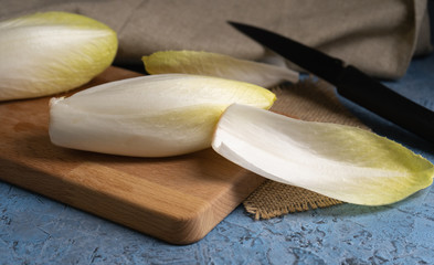 Endivia fresca y algunas hojas de endivia para preparar ensalada