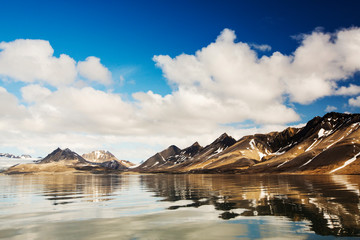 Jagged mountain peaks at Alkehornet 77∞24?n 022∞40?e Spitsbergen; Sval
