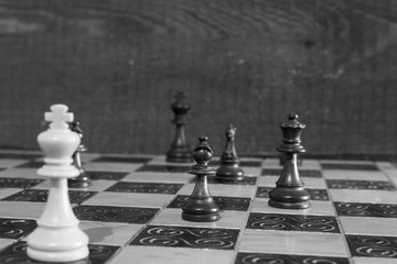Scacchi fotografati su una scacchiera