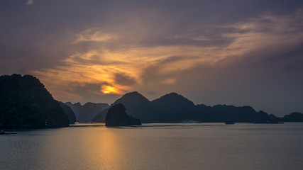 Naklejka na ściany i meble spectacular red sunrise in halong bay (Vietnam)