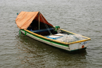 Obraz premium hing boats anchored in the river, floating peacefully in harbor.