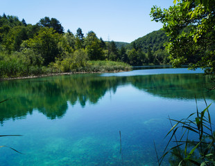 Fototapeta na wymiar Beautiful blue green water on a sunny day in the lake at Plitvice