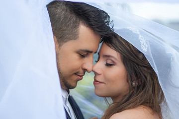 Pareja de recién casados juntando sus narices 