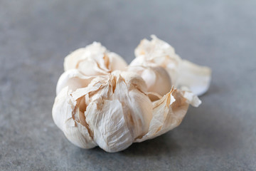 Fototapeta na wymiar Organic raw garlic bulb. Shallow depth of field close up view.