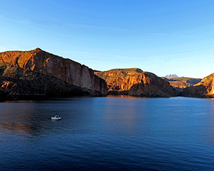 Naklejka premium sunset on coast of sea