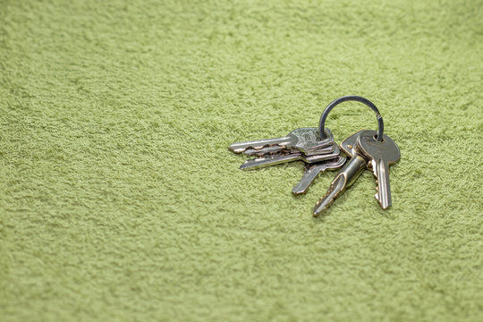 Molho de chaves de portas residenciais de diversos tamanhos e modelos
