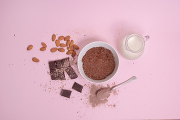 Crema de cacao vegana con leche de almendras en un fondo rosa pastel.