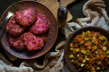 Obraz premium Chicken cutlets with beetroot and vegetable stew