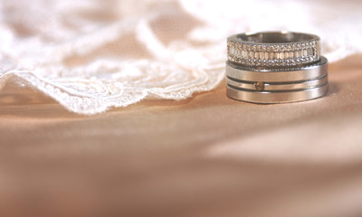 Obraz na płótnie Canvas Wedding ring on the vintage lace