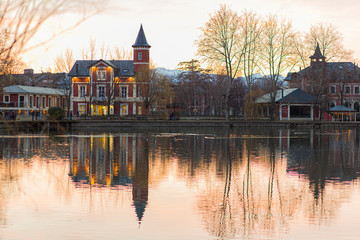 Obraz premium Mirror reflection on a quiet lake in a winter sunset landscape