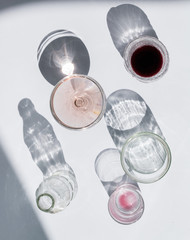 Vasos y bote de vidrio reciclado con bebida
