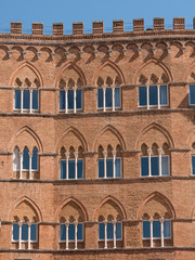 Obraz premium Facade of an ancient building with three-light windows