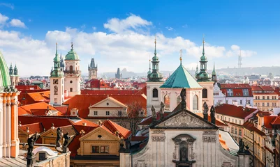 Tuinposter Praag, Tsjechië. Uitzicht op de oude stad vanaf de toren op de Karelsbrug. Schilderachtig landschap. Panoramaoriëntatiepunt met spit en beeldhouwwerken bij kathedraal. Rood tegulair dak van Europa. © Yasonya