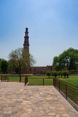 Obraz premium Qutb Minar Complex, with the impressive Qutub Minar in the background. Delhi, India.