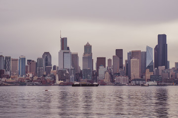 Naklejka premium Panoramę Seattle w pobliżu wody