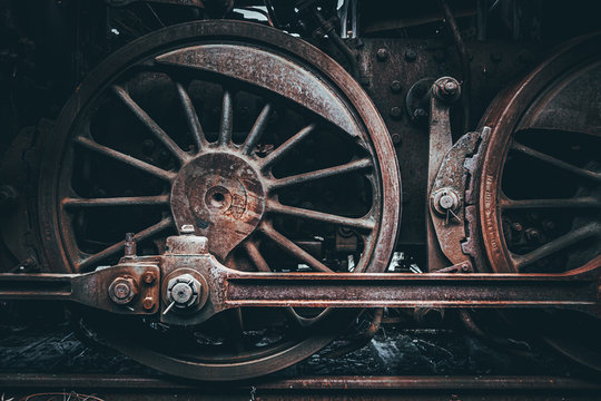 potężne, stalowe koła lokomotywy parowej