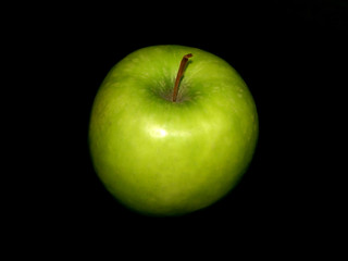 Maçã verde em fundo preto