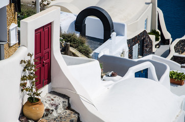 Aislamiento de una puerta roja en la ciudad de Oia, en la isla de Santorini