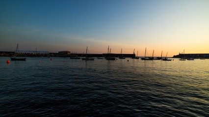 barcos atardecer
