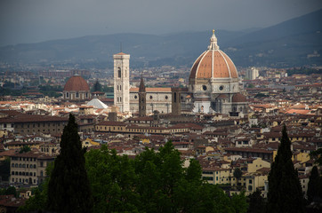Fototapeta na wymiar Vista del Duomo Catedral de Florencia Santa María del Fiore iluminada por el sol