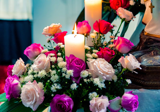 Rosas e Vela Acesa