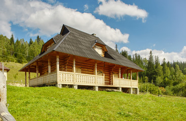 Fototapeta na wymiar wooden Hutsul-style house in Dzembronya village in Ukrainian Carpathians