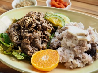 한국의 전통음식 소 불고기 덮밥