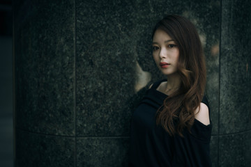 Fototapeta premium 春 夏 街 ロングヘア ウェーブヘア 女性 ポートレート