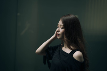 春 夏 街 ロングヘア ウェーブヘア 女性 ポートレート