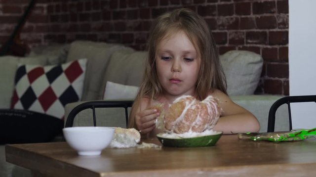 Little girl eats fresh pummelo