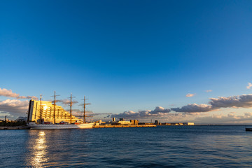 Obraz premium Widok na panoramę miasta Port of Kobe w czasie zachodu słońca z czystym błękitnym niebem, słynne malownicze miejsce w regionie Keihanshin Kansai Kinki. Prefektura Hyogo, Japonia