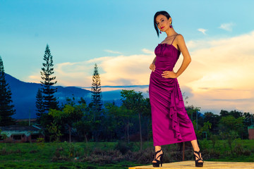 moda exterior vestido rojo paraguas cielo azul revista catalogo ropa elegante belleza latina
