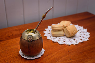 Mate cebado con pan casero tipo criollitos sobre mandala a crochet
