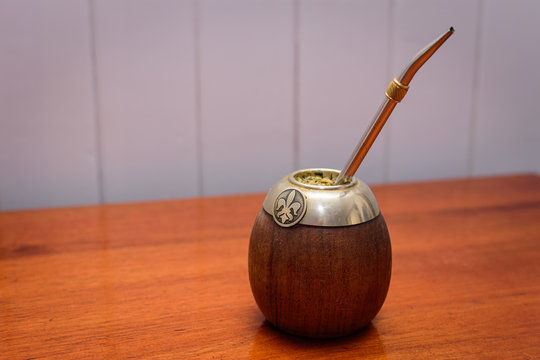 Mate y bombilla con detalle de flor de lis labrado en alpaca