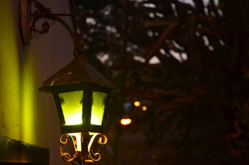 Alumbrado de lampara antigua en lacalle de noche