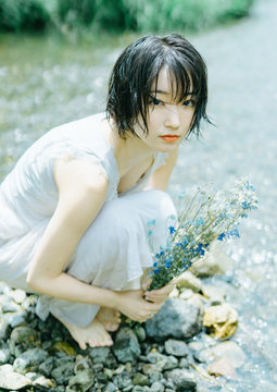 水辺の女性
