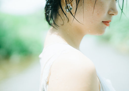 水辺の女性