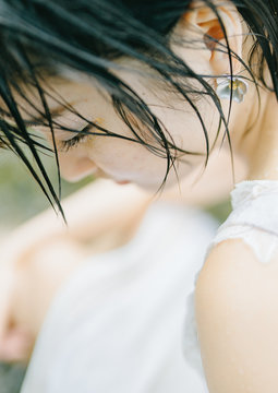 水辺の女性