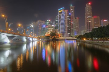 Obraz premium Singapur panoramę nocą z odbiciem